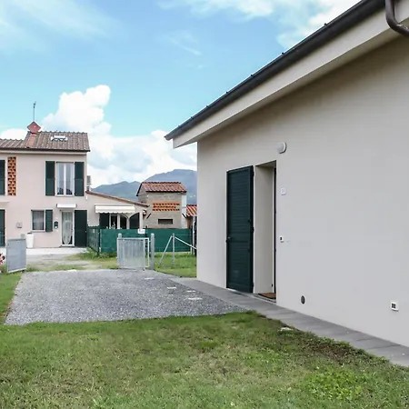 Modern With Private Parking Near The Station! * Λούκα